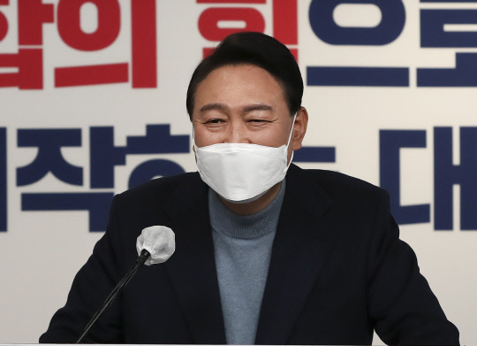 윤석열 대통령 당선인이 13일 오후 서울 여의도 국민의힘 당사에서 대통령직인수위원회 위원장 및 부위원장 인선 결과를 발표한 뒤 취재진의 질문에 답하고 있다.   [국회사진기자단]